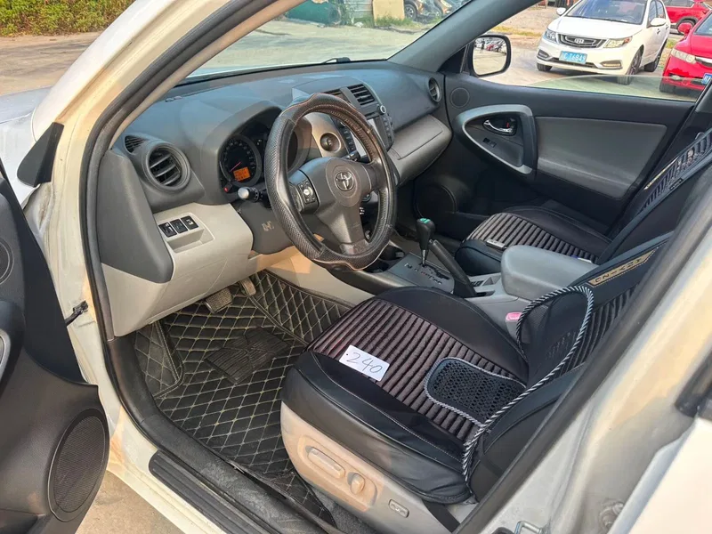 Toyota RAV4 2011 2.4L Auto 4WD Deluxe Edition — photograph 4