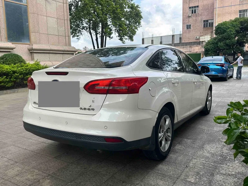 Ford Focus 2015 Sedan 1.6L Automatic Trend Model — photograph 7