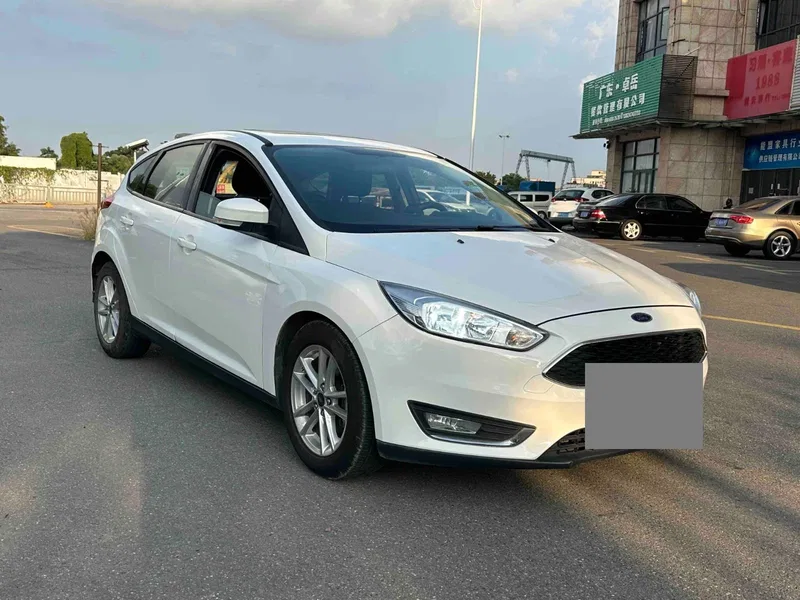 Ford Focus 2017 hatchback EcoBoost 125 automatic super fashion smart version — photograph 3