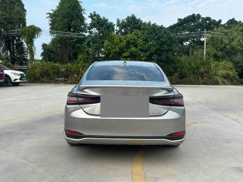 Lexus ES 2025 300h Premium Edition — photograph 8