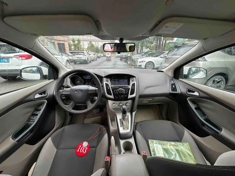 Ford Focus 2012 sedan 1.6L automatic comfort model — photograph 4