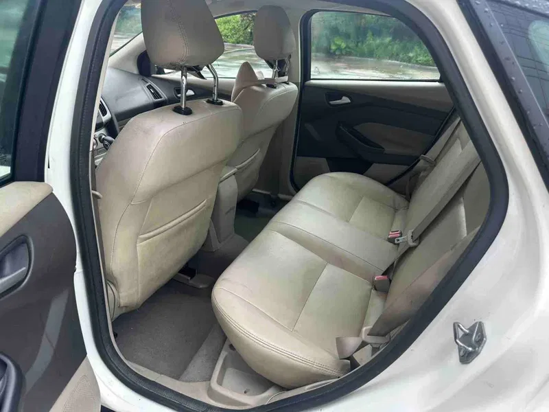 Ford Focus 2015 sedan 1.6L automatic fashion model — photograph 5