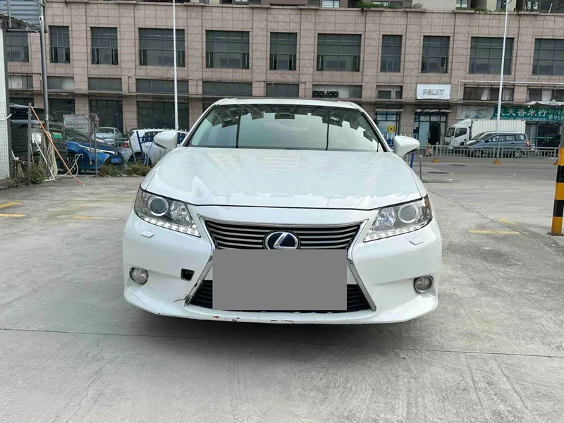 Lexus ES 2013 300h Elite Edition — photograph 2
