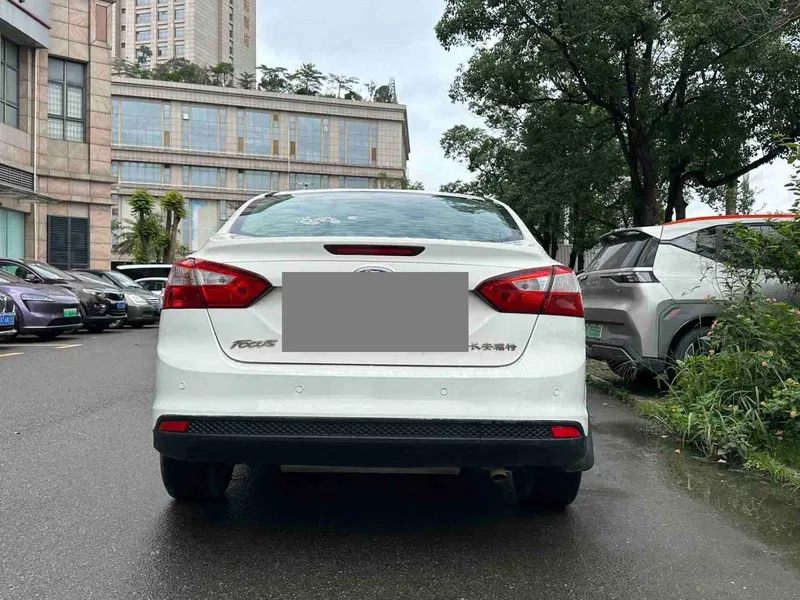 Ford Focus 2012 sedan 1.6L automatic comfort model — photograph 8