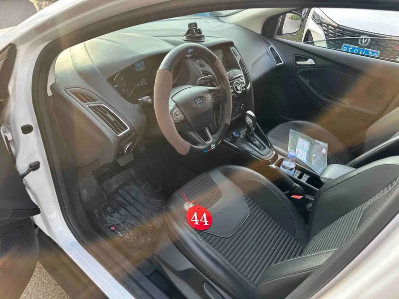 Ford Focus 2017 hatchback EcoBoost 125 automatic super fashion smart version — photograph 4