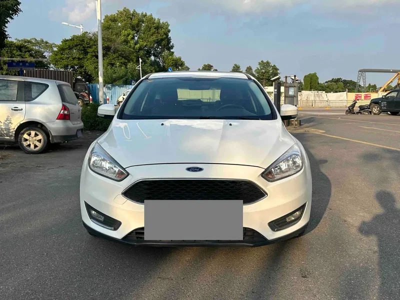 Ford Focus 2017 hatchback EcoBoost 125 automatic super fashion smart version — photograph 2