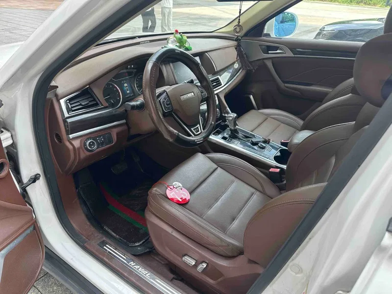 Haval H7 2016 Model, 2.0T Automatic, Two-Wheel Drive, Luxury Edition — photograph 4