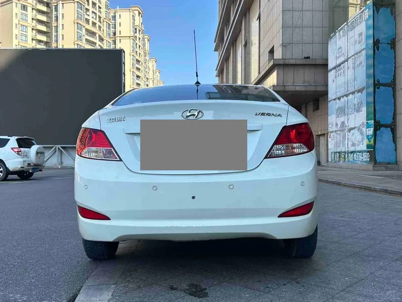 Hyundai Reina 2013 3-compartment 1.4L Automatic Standard GL — photograph 8