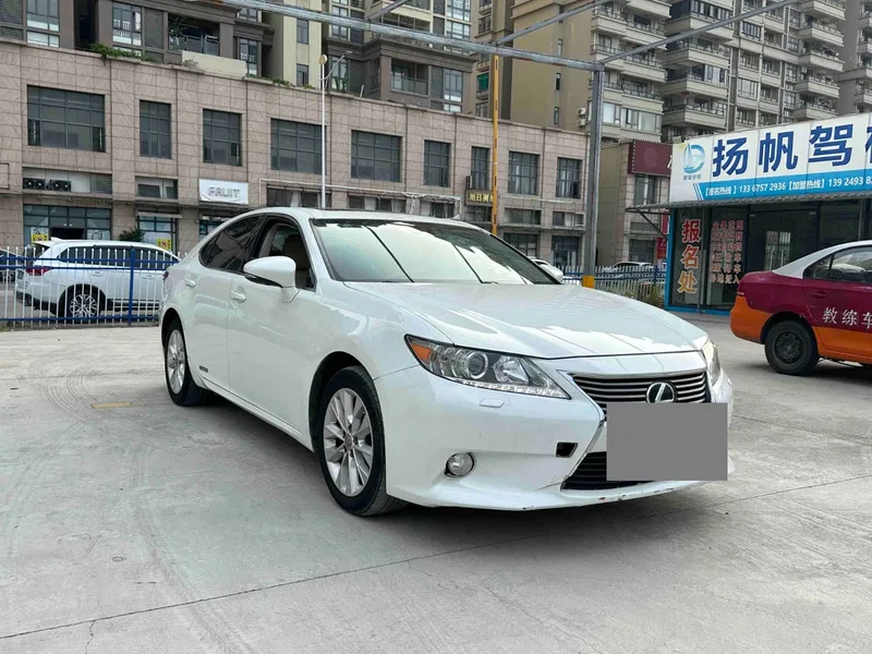 Lexus ES 2013 300h Elite Edition — photograph 3