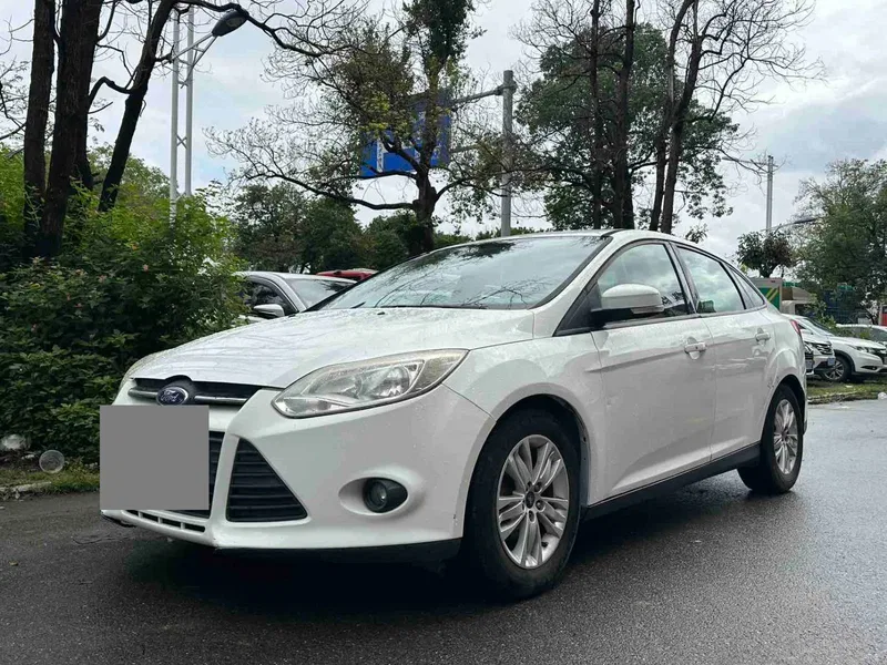Ford Focus 2012 sedan 1.6L automatic comfort model — photograph 1