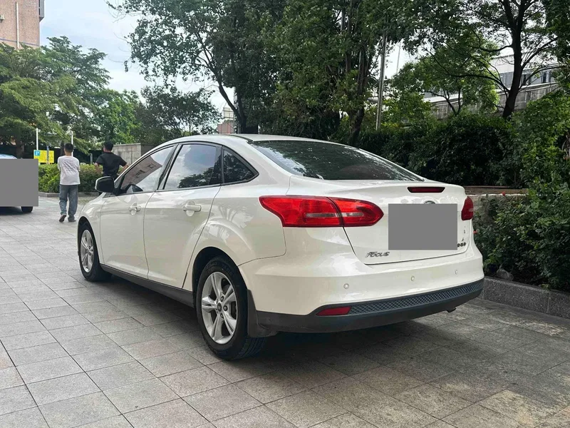 Ford Focus 2015 Sedan 1.6L Automatic Trend Model — photograph 9