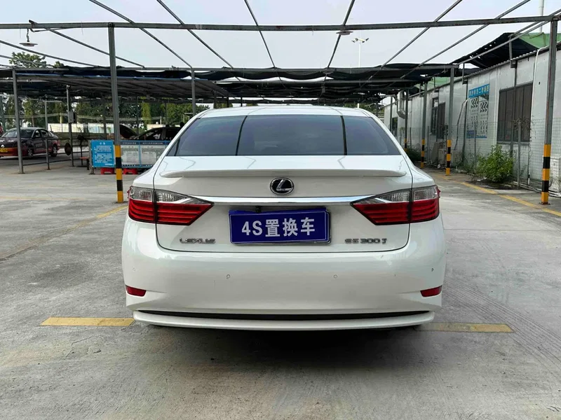 Lexus ES 2013 300h Elite Edition — photograph 7