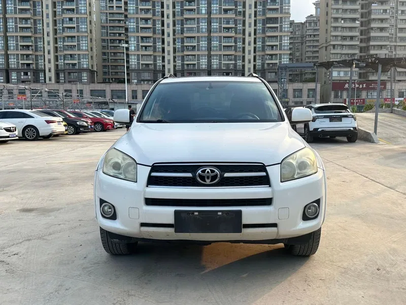 Toyota RAV4 2011 2.4L Auto 4WD Deluxe Edition — photograph 2