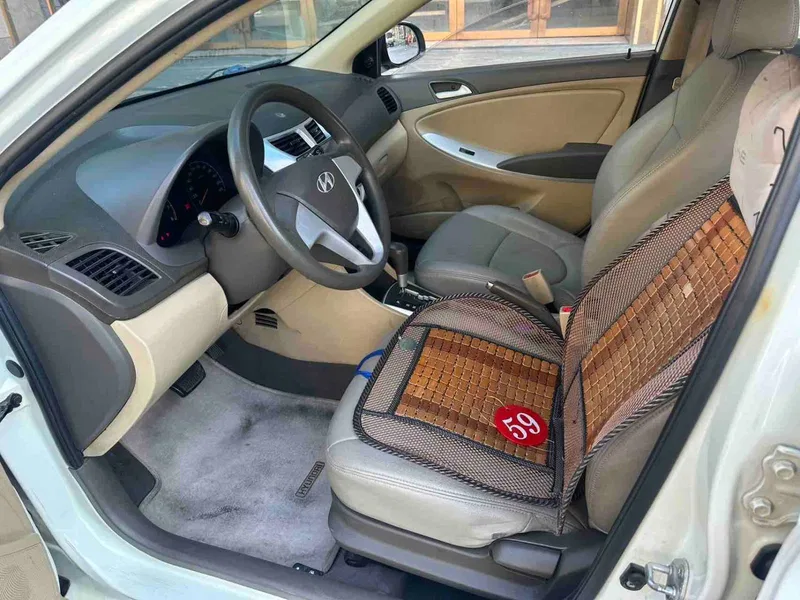 Hyundai Reina 2013 3-compartment 1.4L Automatic Standard GL — photograph 6