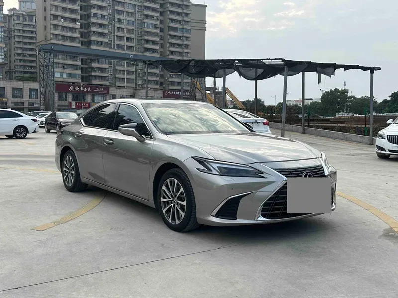 Lexus ES 2025 300h Premium Edition — photograph 3