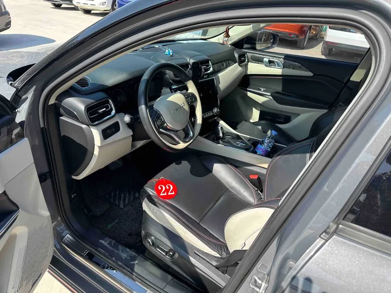 Lynk & Co 02 2019 1.5T DCT Two-Drive Pro Edition — photograph 4