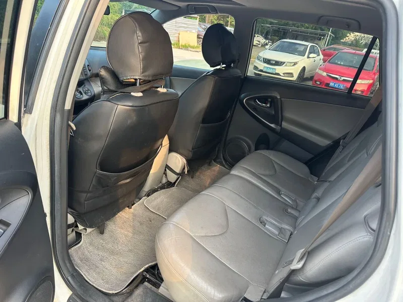 Toyota RAV4 2011 2.4L Auto 4WD Deluxe Edition — photograph 5