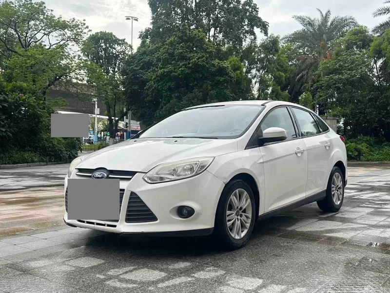 Ford Focus 2015 sedan 1.6L automatic fashion model — photograph 1