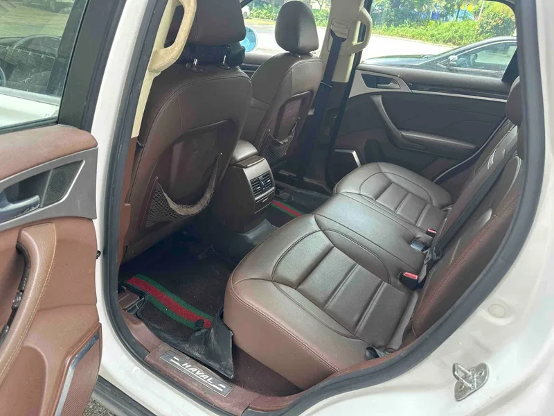 Haval H7 2016 Model, 2.0T Automatic, Two-Wheel Drive, Luxury Edition — photograph 5