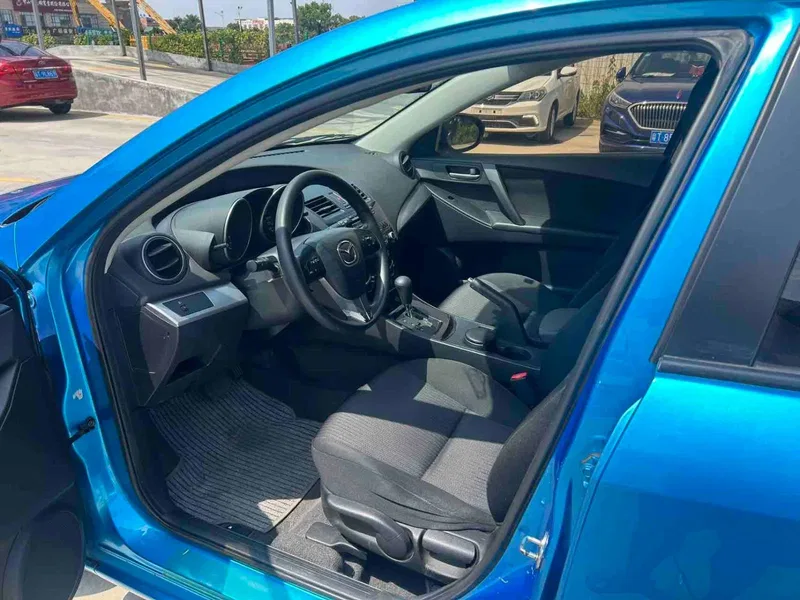 Mazda Mazda 3 Star Aveo 2015 hatchback 1.6L Auto Elite — photograph 4