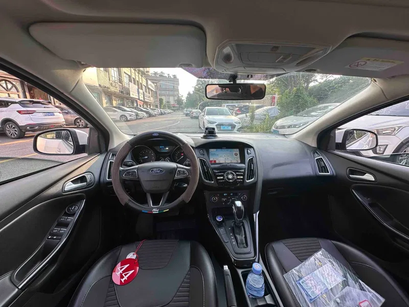 Ford Focus 2017 hatchback EcoBoost 125 automatic super fashion smart version — photograph 6