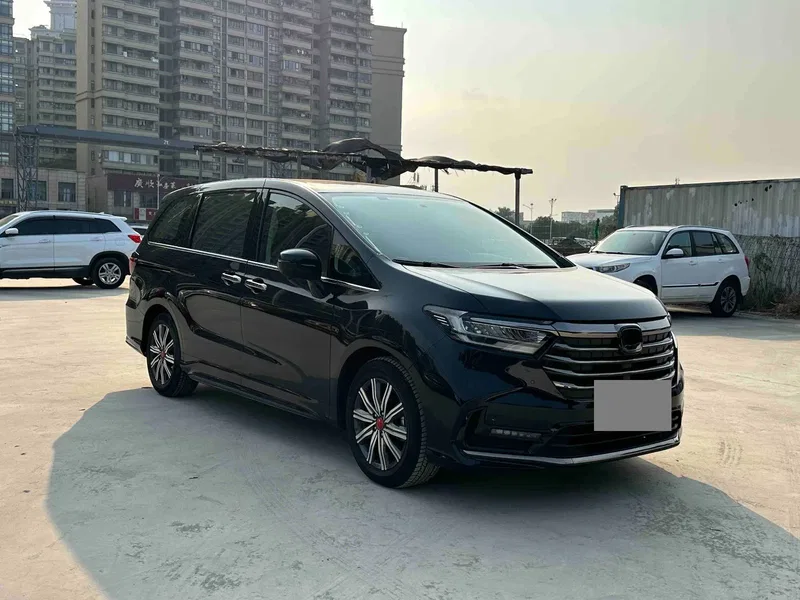 Honda Odyssey 2022 eHEV Sharp Pleasant Edition — photograph 3