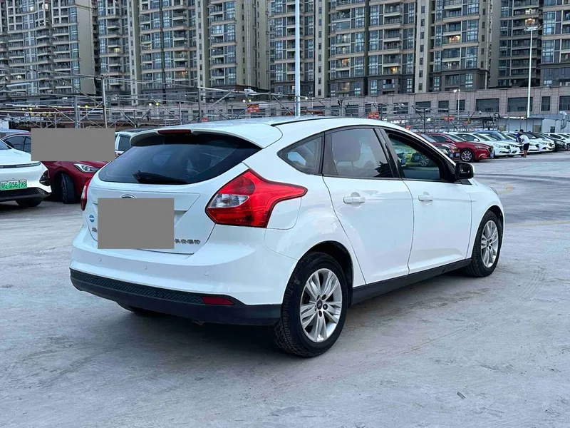 Ford Focus 2012 hatchback 1.6L automatic comfort model — photograph 9