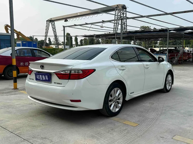 Lexus ES 2013 300h Elite Edition — photograph 8