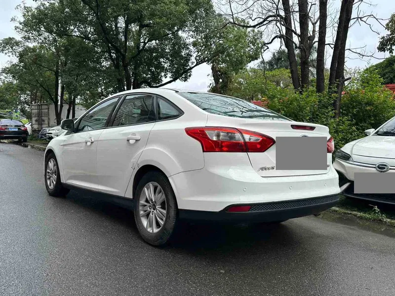 Ford Focus 2012 sedan 1.6L automatic comfort model — photograph 9
