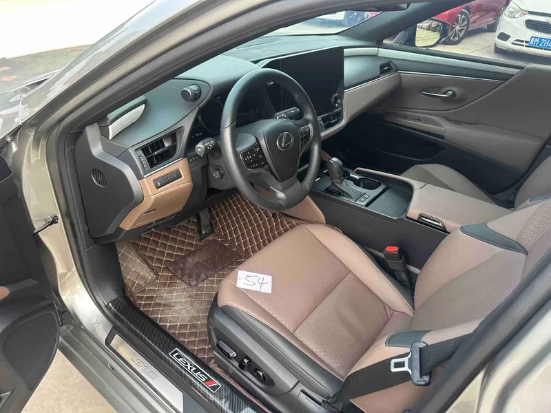 Lexus ES 2025 300h Premium Edition — photograph 4