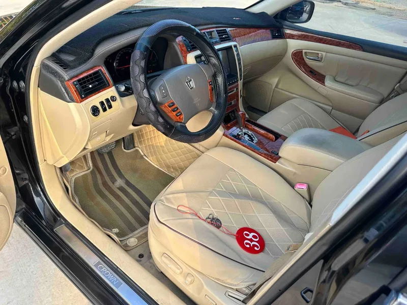 Toyota Crown 2006 2.5L Royal Leather Edition — photograph 4