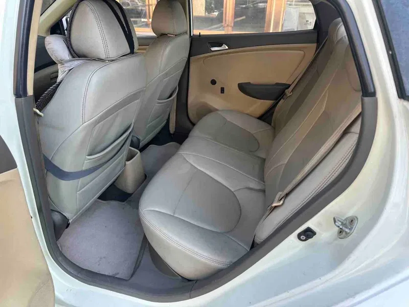 Hyundai Reina 2013 3-compartment 1.4L Automatic Standard GL — photograph 5