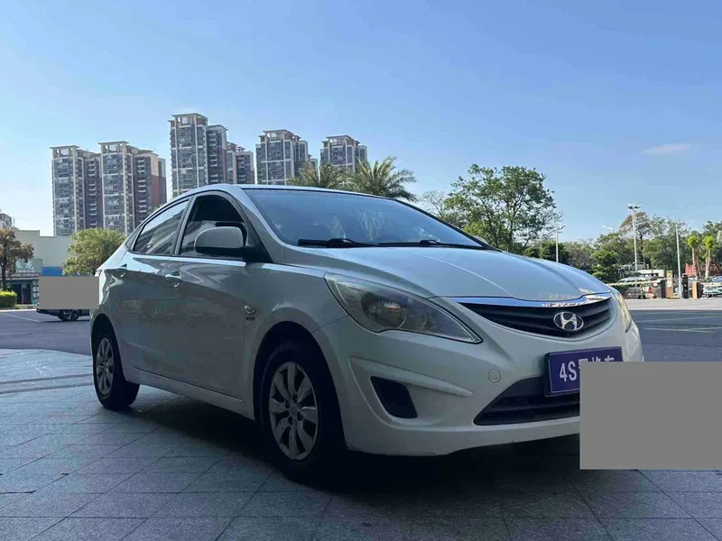 Hyundai Reina 2013 3-compartment 1.4L Automatic Standard GL — photograph 3