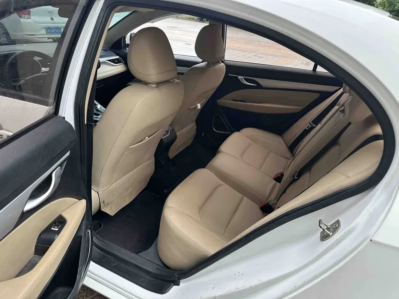 Geely Emgrand 2018 1.5L CVT Upward Interconnected Edition — photograph 5