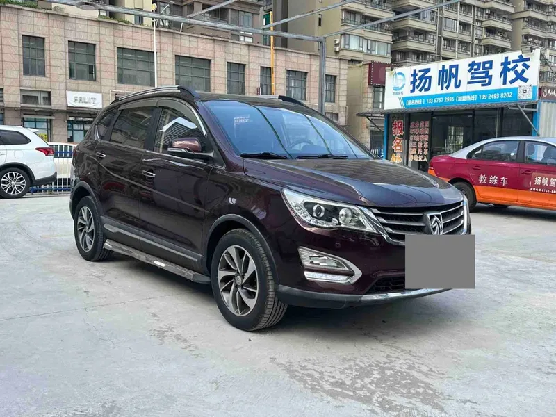 Baojun 560 2015 1.8L Manual Luxury Model — photograph 3