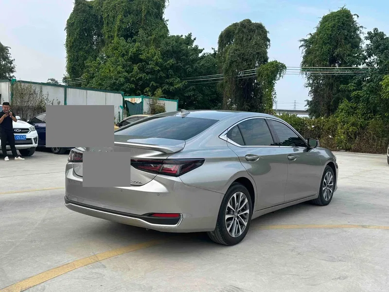 Lexus ES 2025 300h Premium Edition — photograph 9