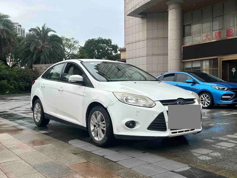 Ford Focus 2015 sedan 1.6L automatic fashion model — photograph 3