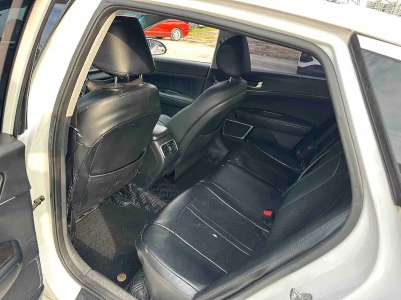 Kia K5 2017 2.0L Automatic 15th Anniversary Special Edition — photograph 5