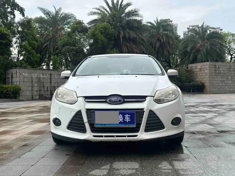 Ford Focus 2015 sedan 1.6L automatic fashion model — photograph 2