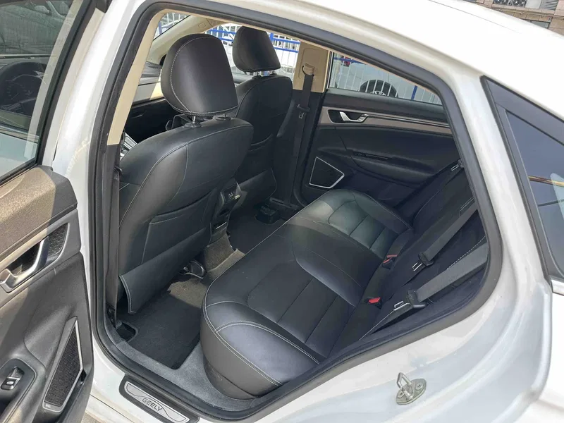 Geely Emgrand GL 2018 1.8L Automatic Elite Zhilian — photograph 5