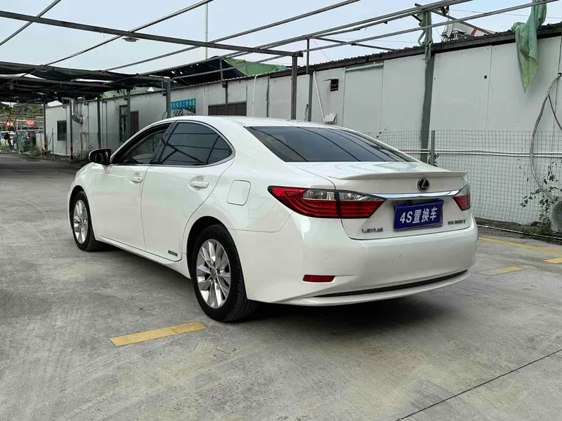 Lexus ES 2013 300h Elite Edition — photograph 6