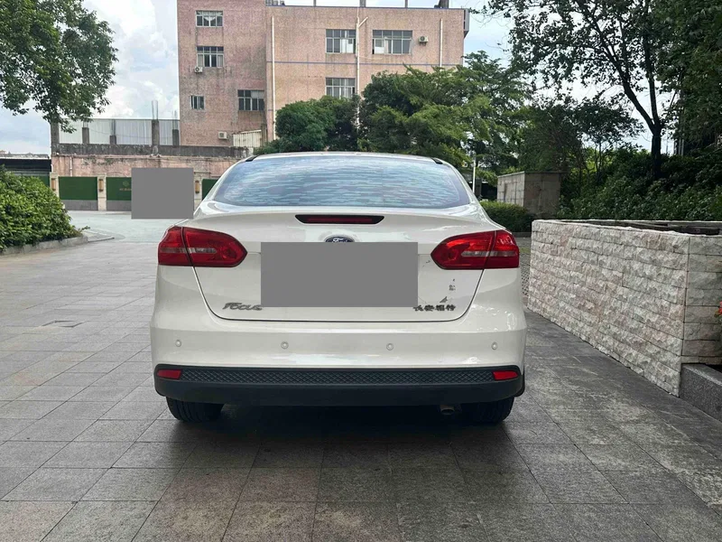 Ford Focus 2015 Sedan 1.6L Automatic Trend Model — photograph 8