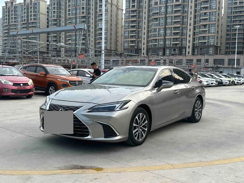 Lexus ES 2025 300h Premium Edition — photograph 1