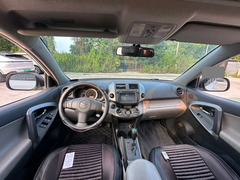 Toyota RAV4 2011 2.4L Auto 4WD Deluxe Edition — photograph 6
