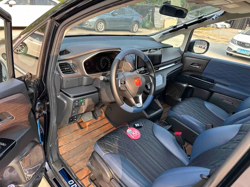 Honda Odyssey 2022 eHEV Sharp Pleasant Edition — photograph 4