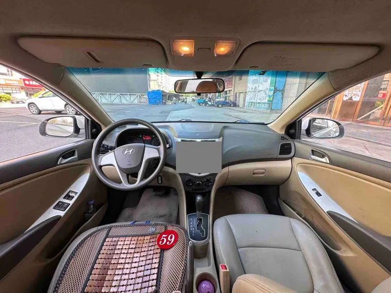 Hyundai Reina 2013 3-compartment 1.4L Automatic Standard GL — photograph 4