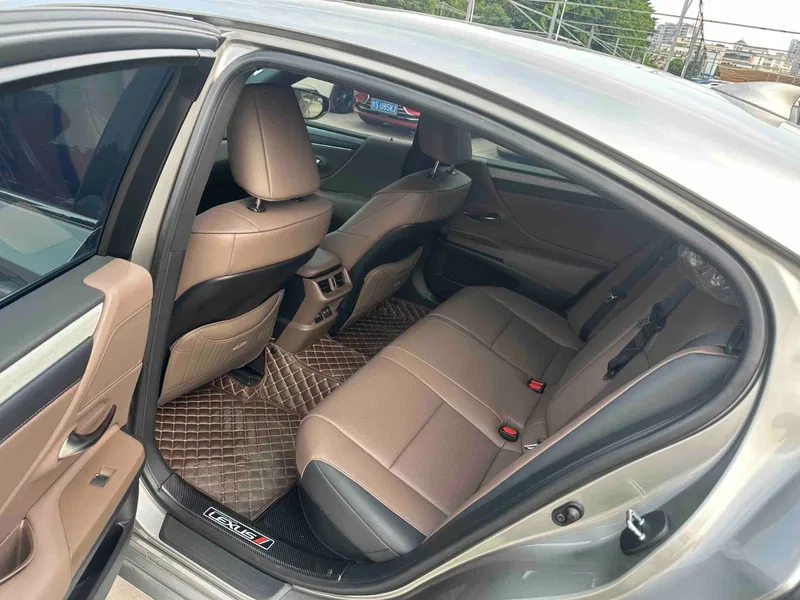 Lexus ES 2025 300h Premium Edition — photograph 5