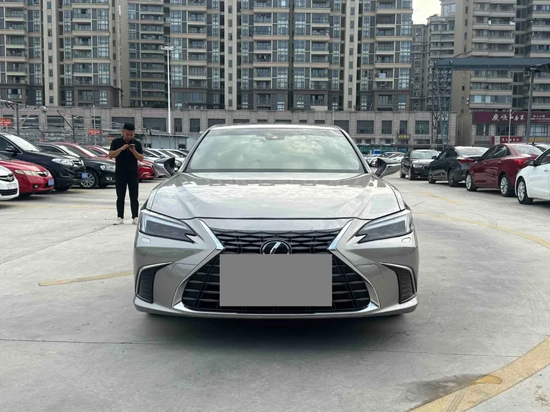 Lexus ES 2025 300h Premium Edition — photograph 2
