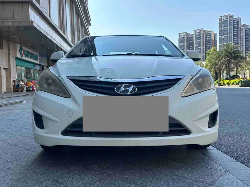 Hyundai Reina 2013 3-compartment 1.4L Automatic Standard GL — photograph 2