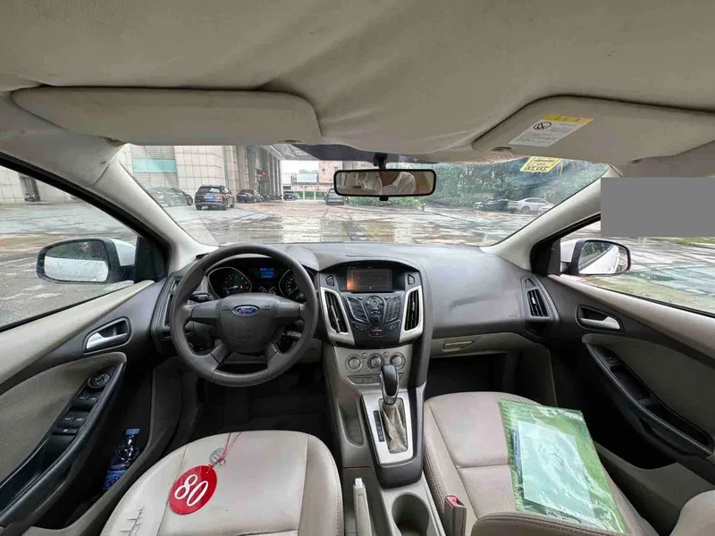 Ford Focus 2015 sedan 1.6L automatic fashion model — photograph 4